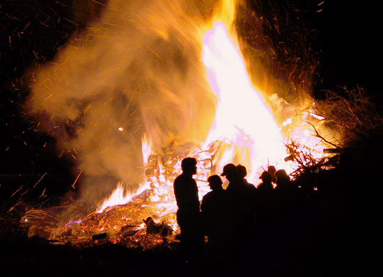 3984-easter_bonfire_pohjamaa_flickr_cc-by-nc-nd-2_0_samikki_550px-jpg