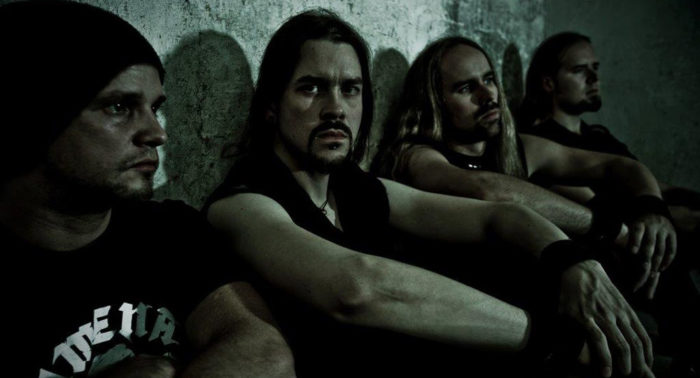 A los miembros de Insomnium no les vendría mal echarse una siestecita, a juzgar por la cara de sueño que tienen.