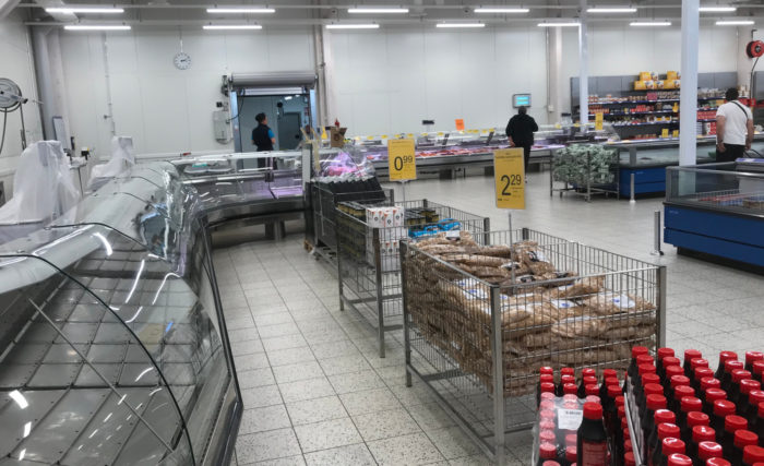 An empty fish counter in a grocery store