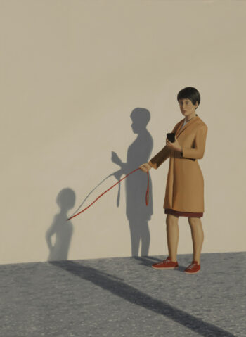 Un tableau représente une femme debout devant un mur avec une laisse de chien à la main : même si aucun chien n’est visible, la laisse semble attachée au cou d’une ombre humaine projetée sur le mur.